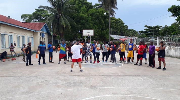 oestjysk-basketballklub-saetter-idraetsglæden-i-spil-paa-Zanzibar