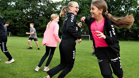 Idrætsskole FerieSjov – Glade og aktive børn løber på sommer 2020.jpg
