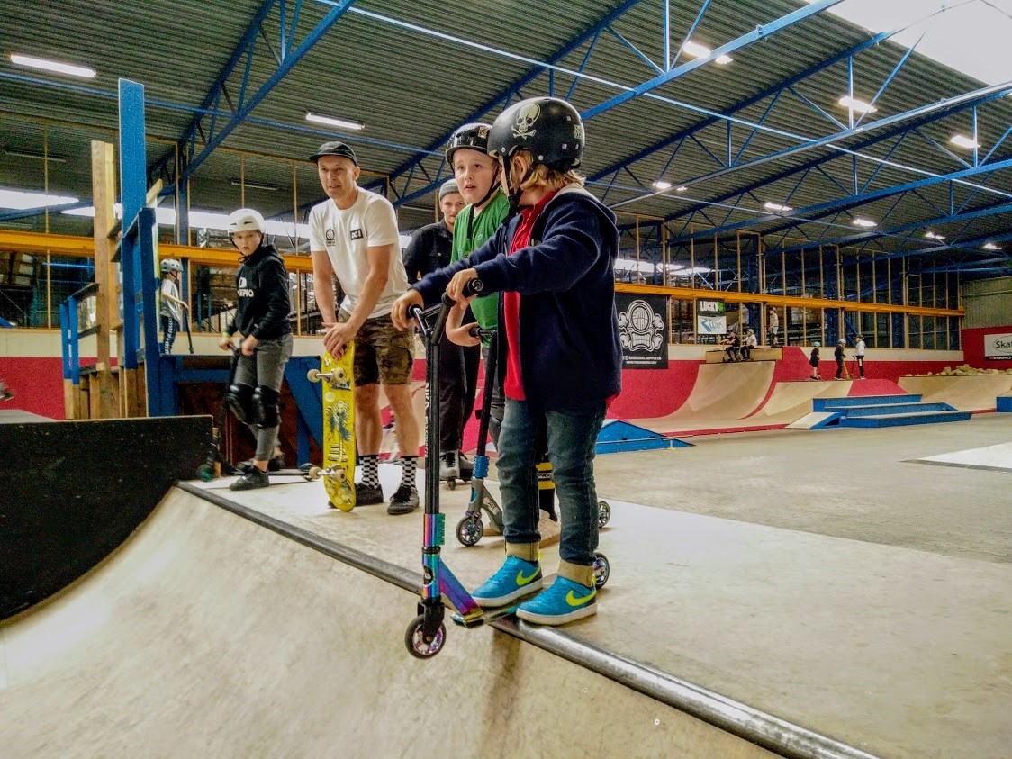 Børnene kunne både kaste sig ud i løbehjul, skateboard og rulleskøjter og få hjælp af frivillige fra Omega Skate Klub