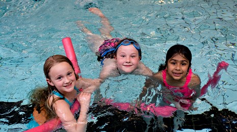 Svømning børn med aqua orm i Swim Team Neptun