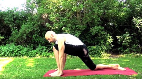 Goran-yoga-find-balance-med-yoga.jpg
