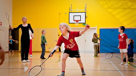Badminton_børneBadminton_fri spil i hal