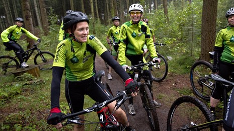 mountainbike_cykling_gruppe i skoven