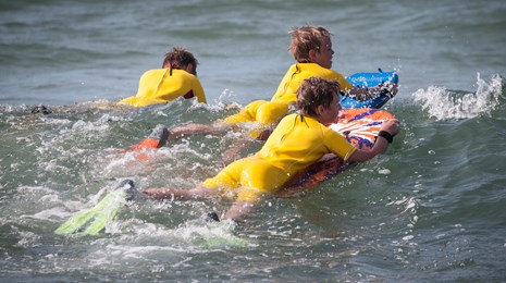 Svømning ocean rescue camp børn på board
