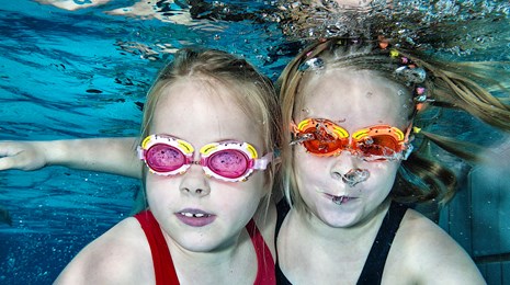 svømning børn under vand