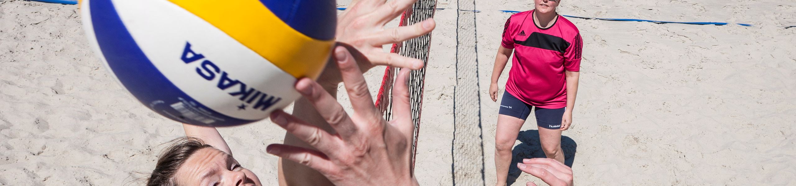 Volleyball_strandvolley_kvindevolley_ved nettet