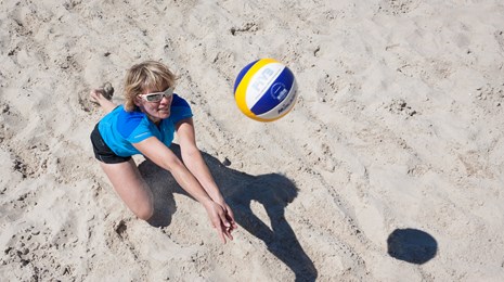 Volleyball_strandvolley_redning_kvinde