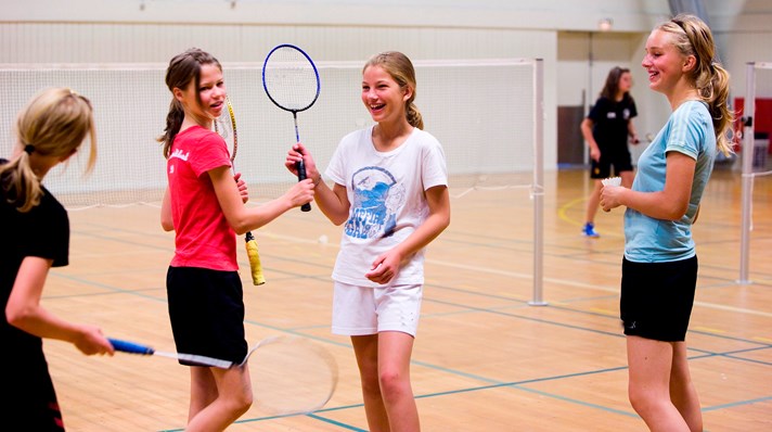 Badminton-piger-snakker på banen
