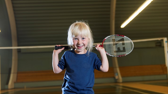 Spil badminton sammen med barn