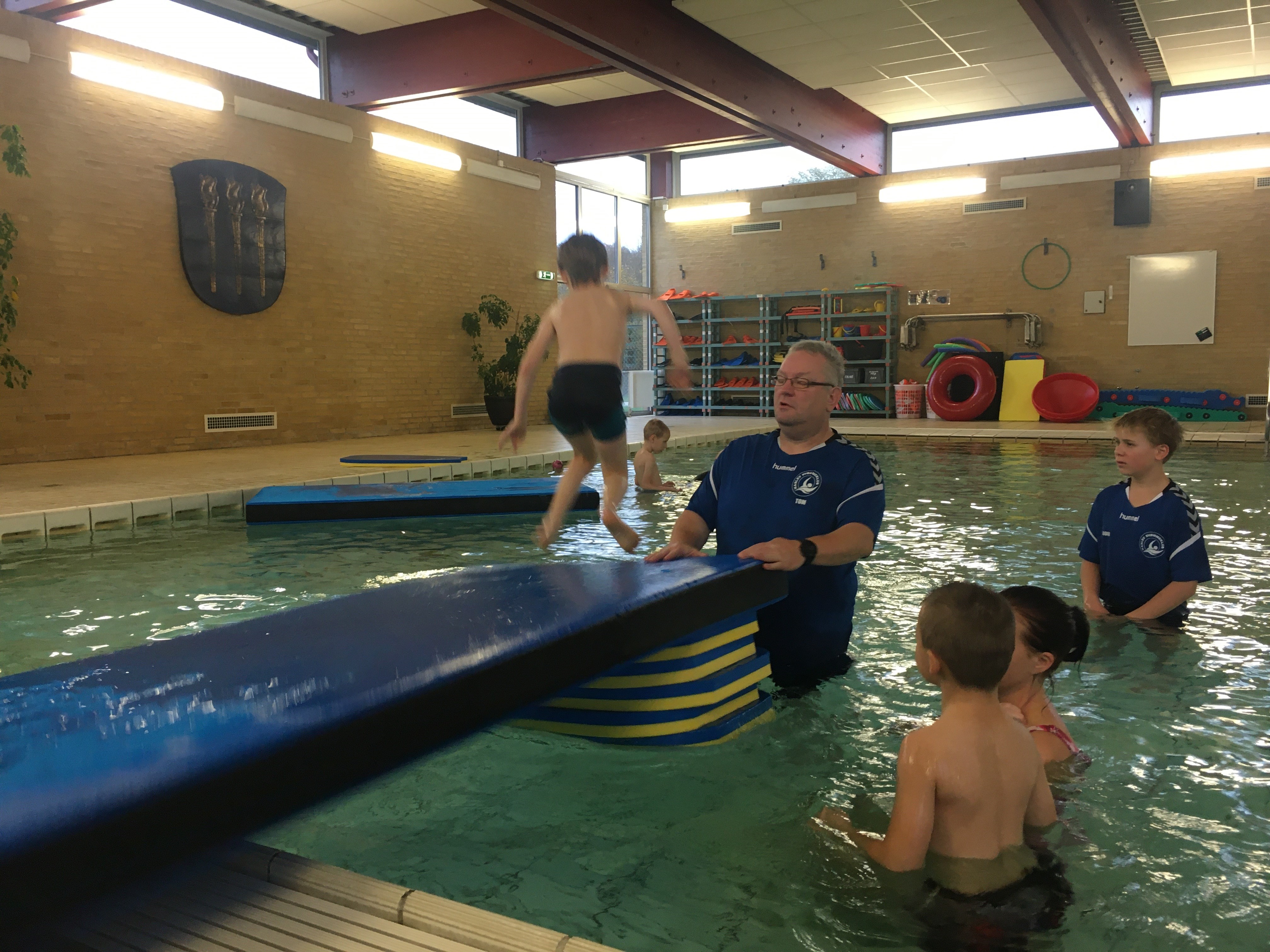 Tom Christensen havde ingen erfaring med at svømmetræne udfordrede børn, men har udviklet træningen på baggrund af sine erfaringer sammen med Jacob og hans forældre.