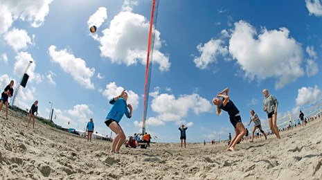 beach-volleyball-himmel-sand.jpg