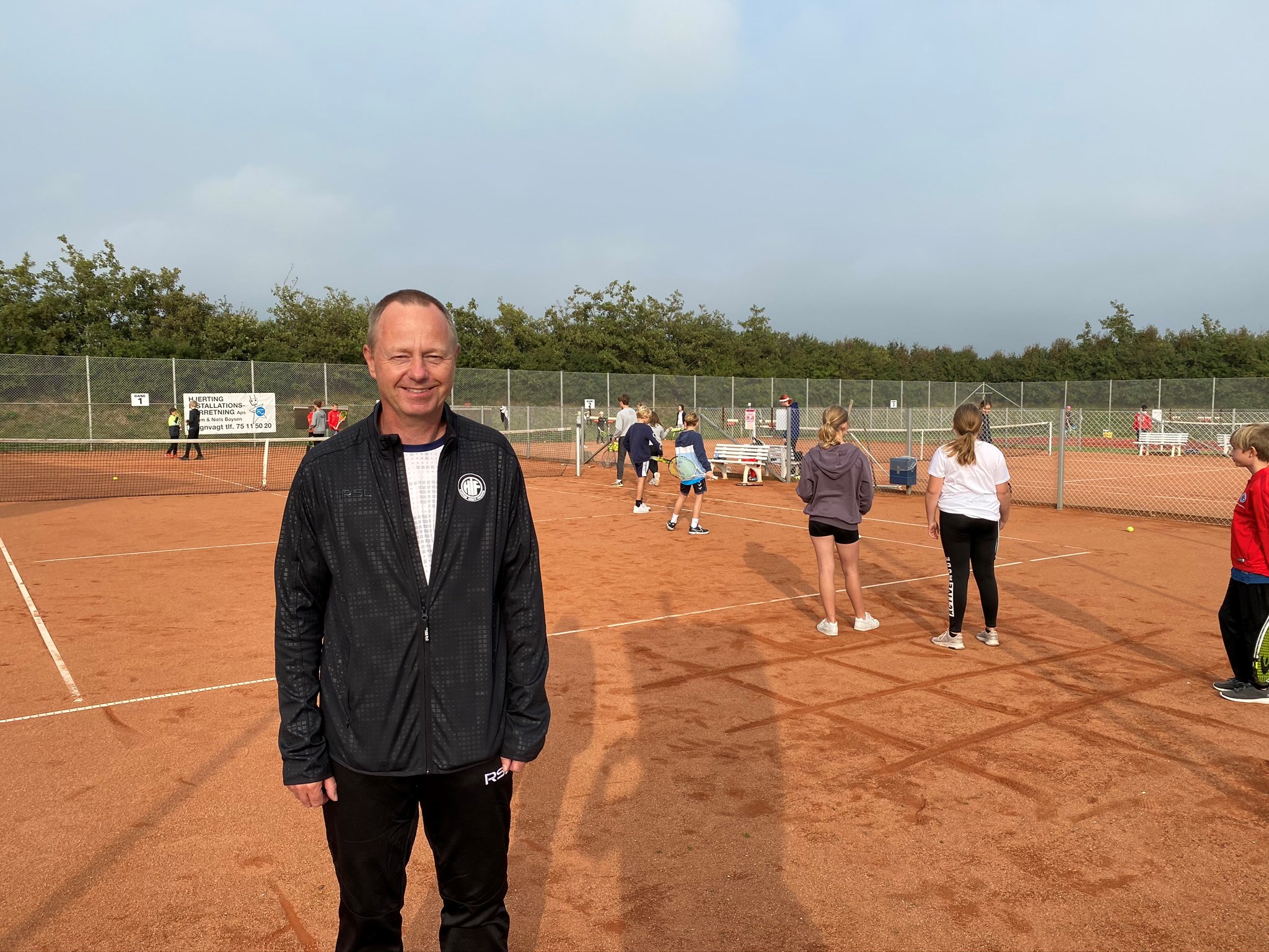Formand Claus Jensen på de fyldte tennisbaner i Hjerting