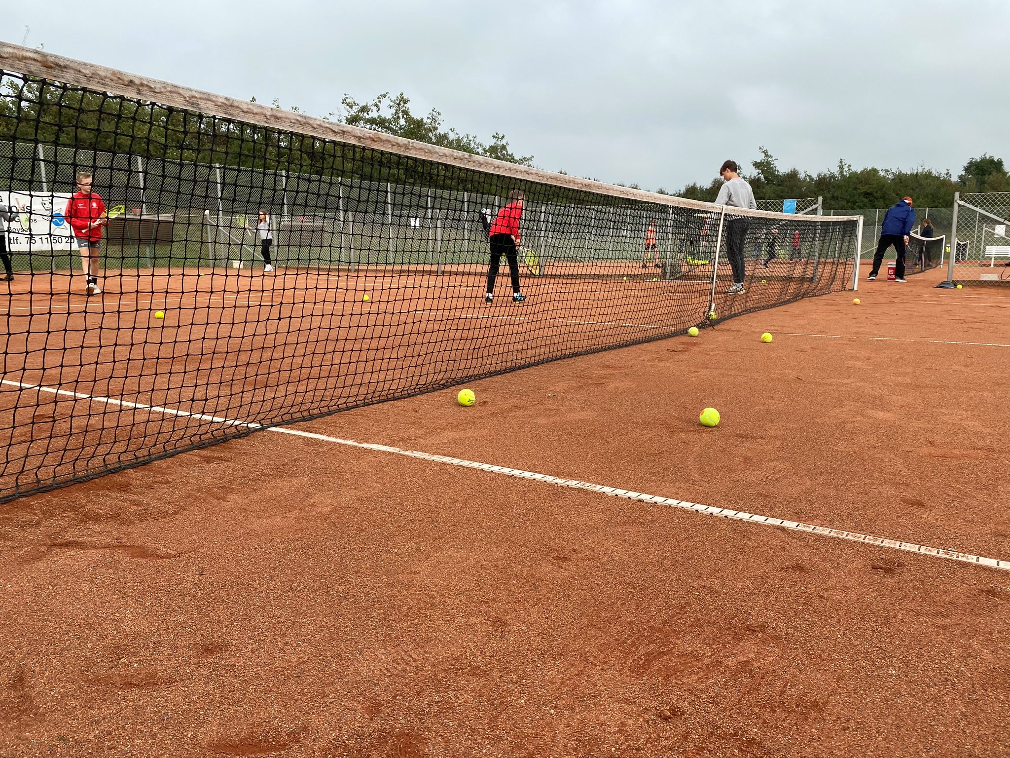 HIF Tennis har har tiltrukket mange nye spillere til banerne i Hjerting i 2020.