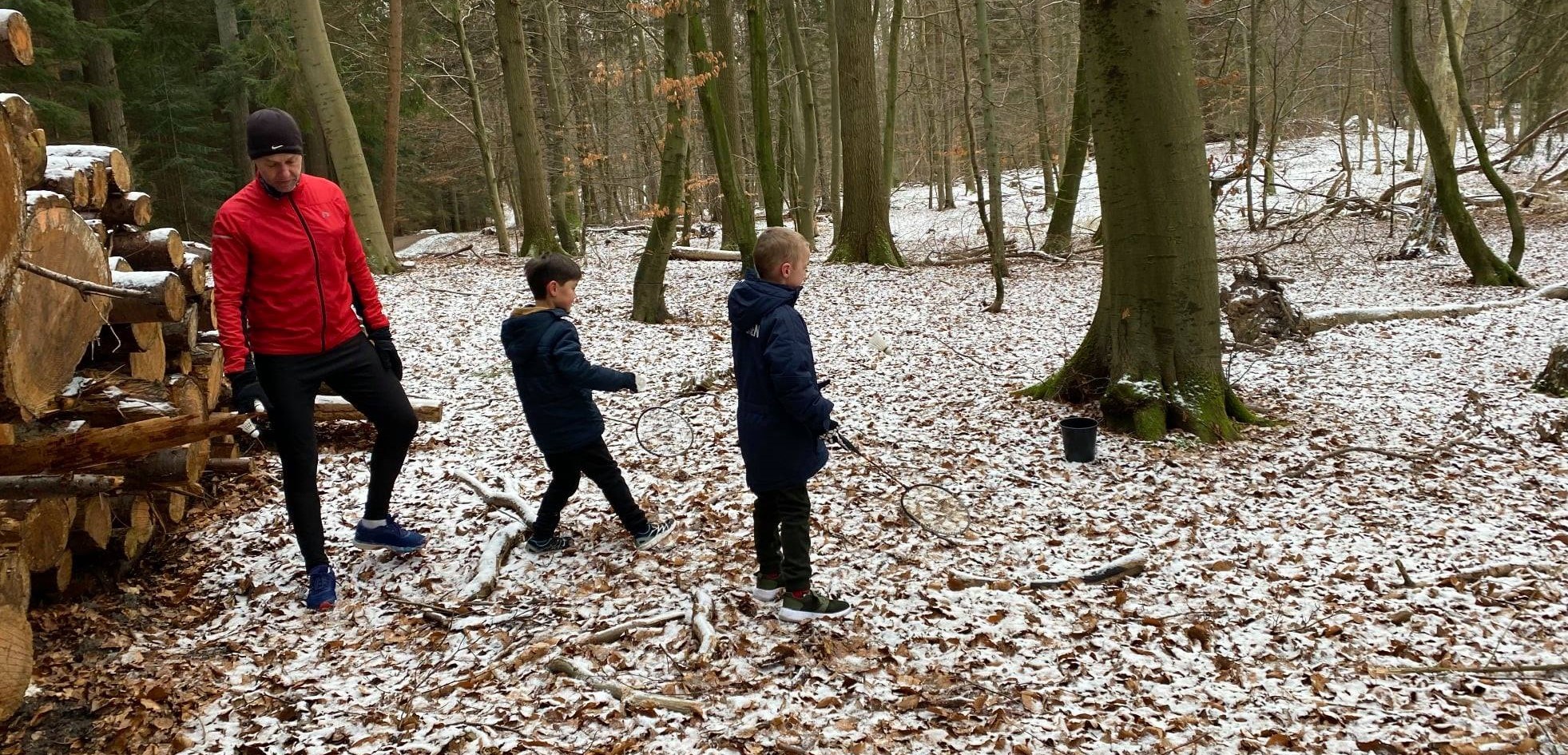 Drenge med ketsjer og spand at ramme i skoven_cropped.jpg