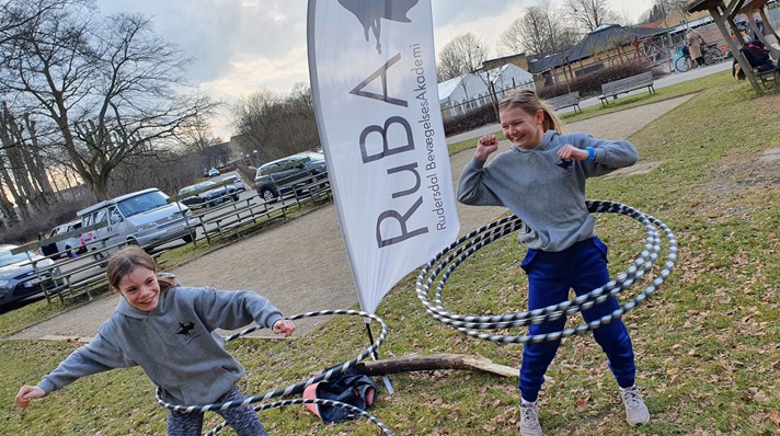 RuBA - udendørs træning med hulahopringe, foto Ida Louise Kvist, RuBA..jpg