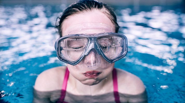 Svømmepige med svømmebriller