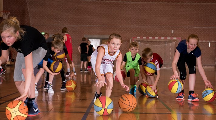 Børn dribler med basketbold