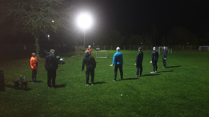 Holdene træner udendørs året rundt også når det bliver mørkt om vinteren.jpg