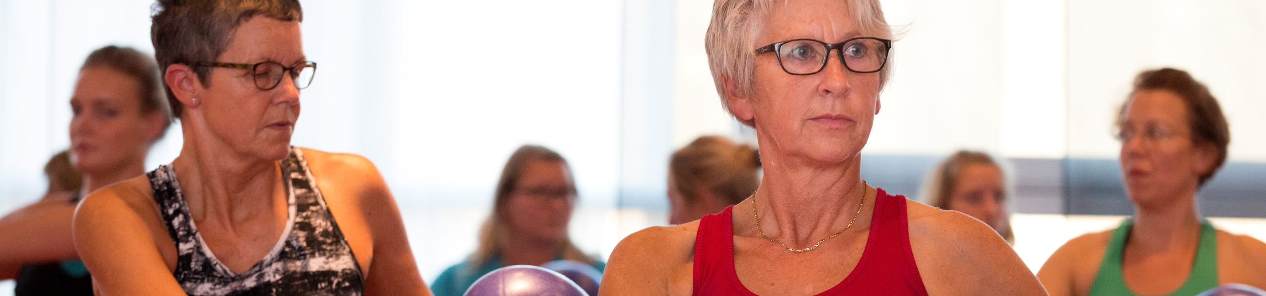 Fitness-seniorer-kvinde med bold