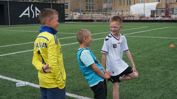 Ukrainske børn dribler sig glade hos ASA Fodbold.jpg