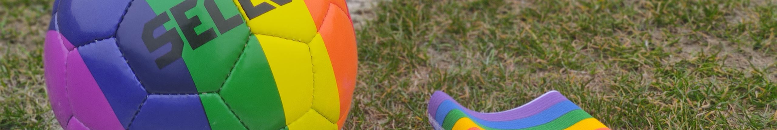 Regnbuefodbold og anførerbind.jpg