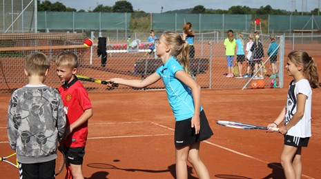 tennisskole tennis Silkeborg Tennisklub DGI står i kø