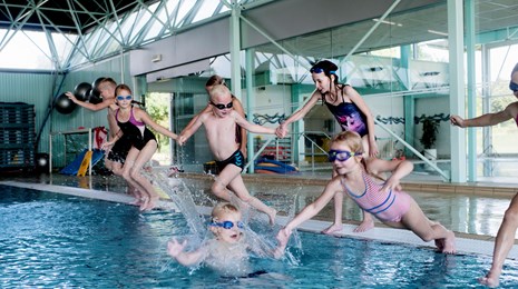 Slagelse Svømmeklub glade børn hopper i vandet