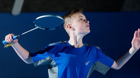 Badminton-dreng-modtager serv