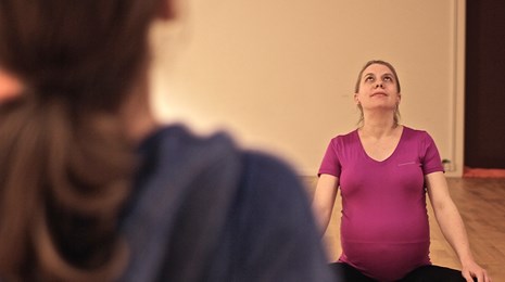 Yoga for gravide giver ro og styrke.jpg