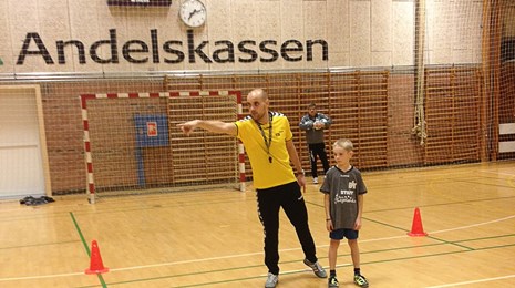 Erik Lorentzen instruerer i en øvelse_futsal i Bork.jpg