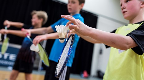 Badminton_3 børn øver serv_skole-lejr