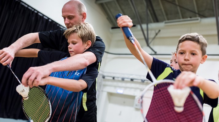 Giv dine badmintonspillere et godt træningsmiljø_serv_træner